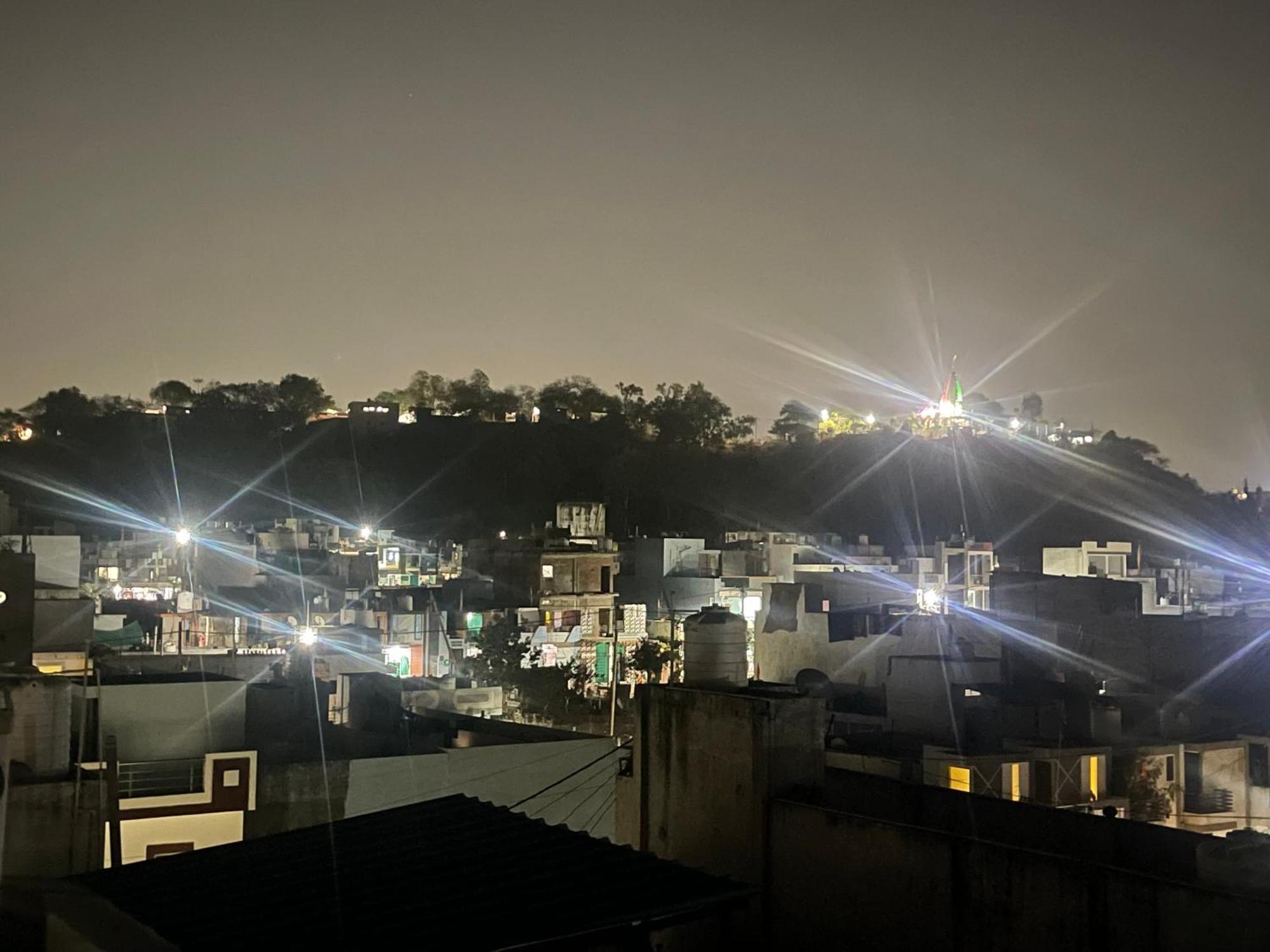 Hilltop Retreat Near Gomatgiri Guest house *